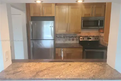 9405 W Flagler St #D308, Miami: photo 1 of 9