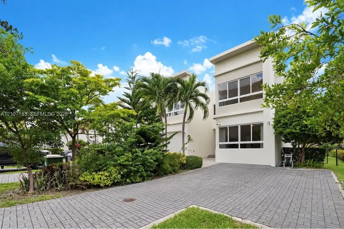 2485 NE 135th St, North Miami: photo 1 of 25