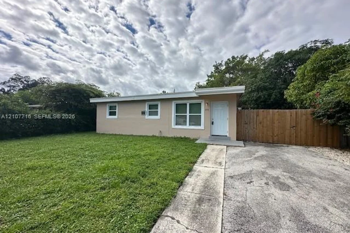 240 NW 28th Ave, Boynton Beach: photo 1 of 13
