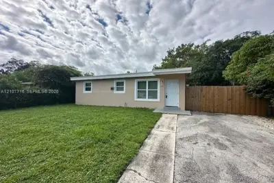 240 NW 28th Ave, Boynton Beach: photo 1 of 13