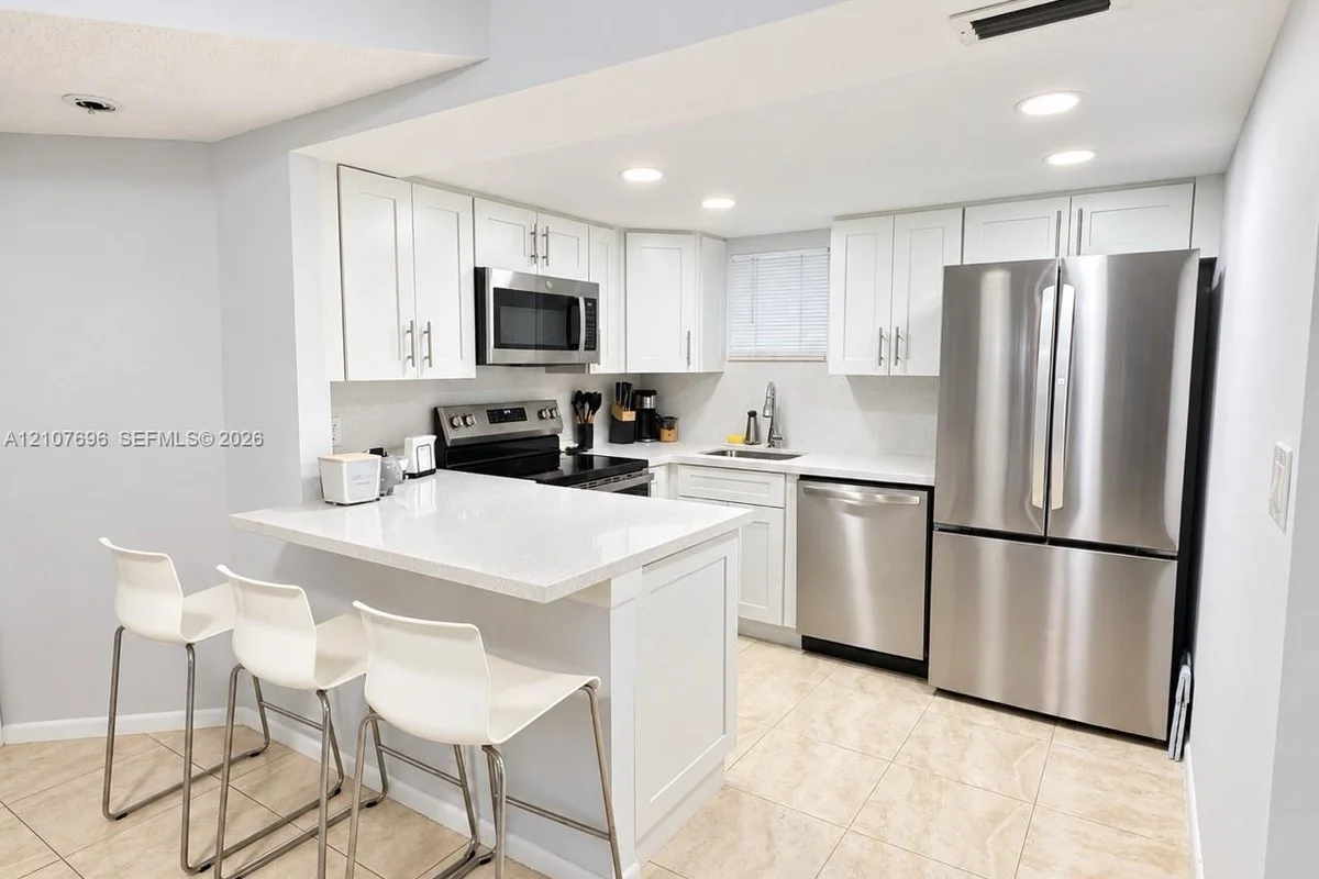 8290 Lake Dr #418, Doral: photo 1 of 26