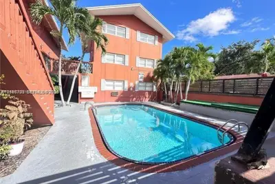 421 NE 68th St #12, Miami: photo 1 of 10