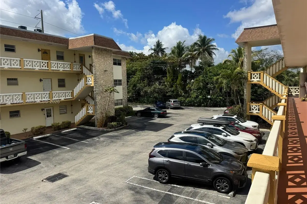 5121 W Oakland Park Blvd #202, Lauderdale Lakes: photo 1 of 1