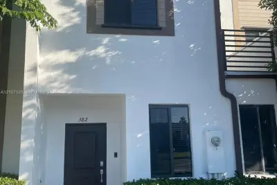 382 NE 208th Ter, Miami: photo 1 of 17