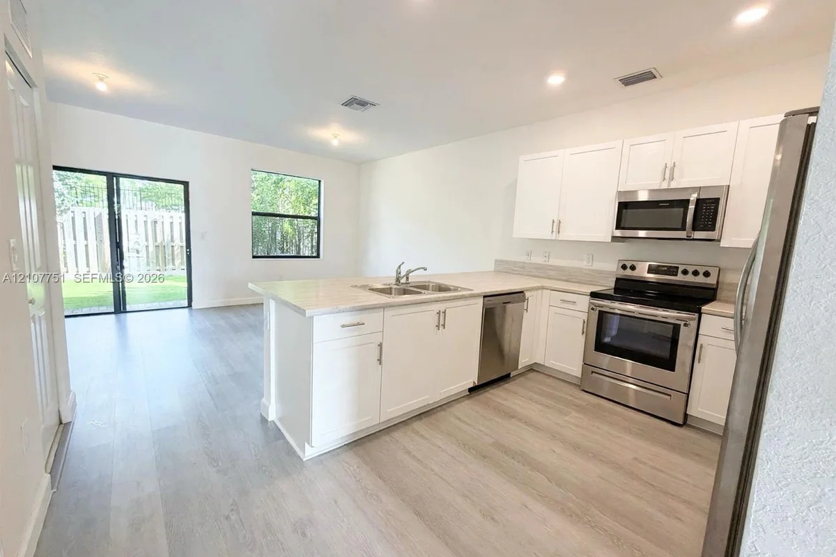 713 NE 208th Ter, Miami: photo 1 of 27