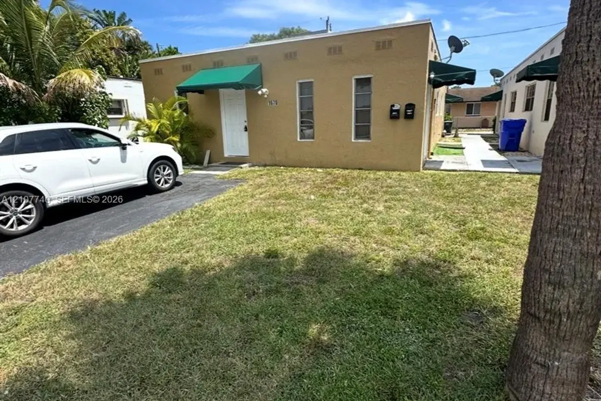 1670 Harding St, Hollywood: photo 1 of 27