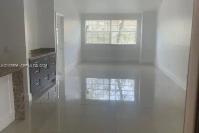 Condo in Hialeah: photo 1 of 21