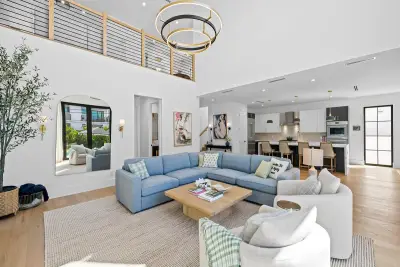 1317 NE 17th Ave, Fort Lauderdale: photo 1 of 57
