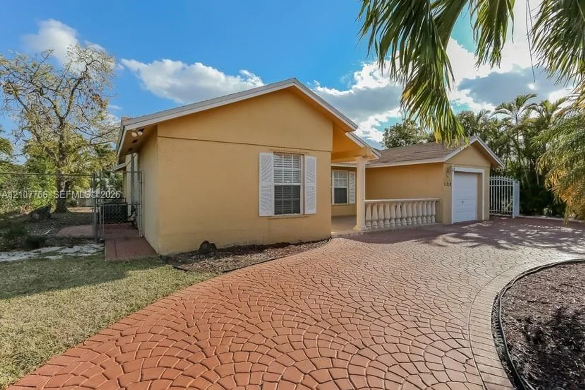House in Miami: photo 1 of 17