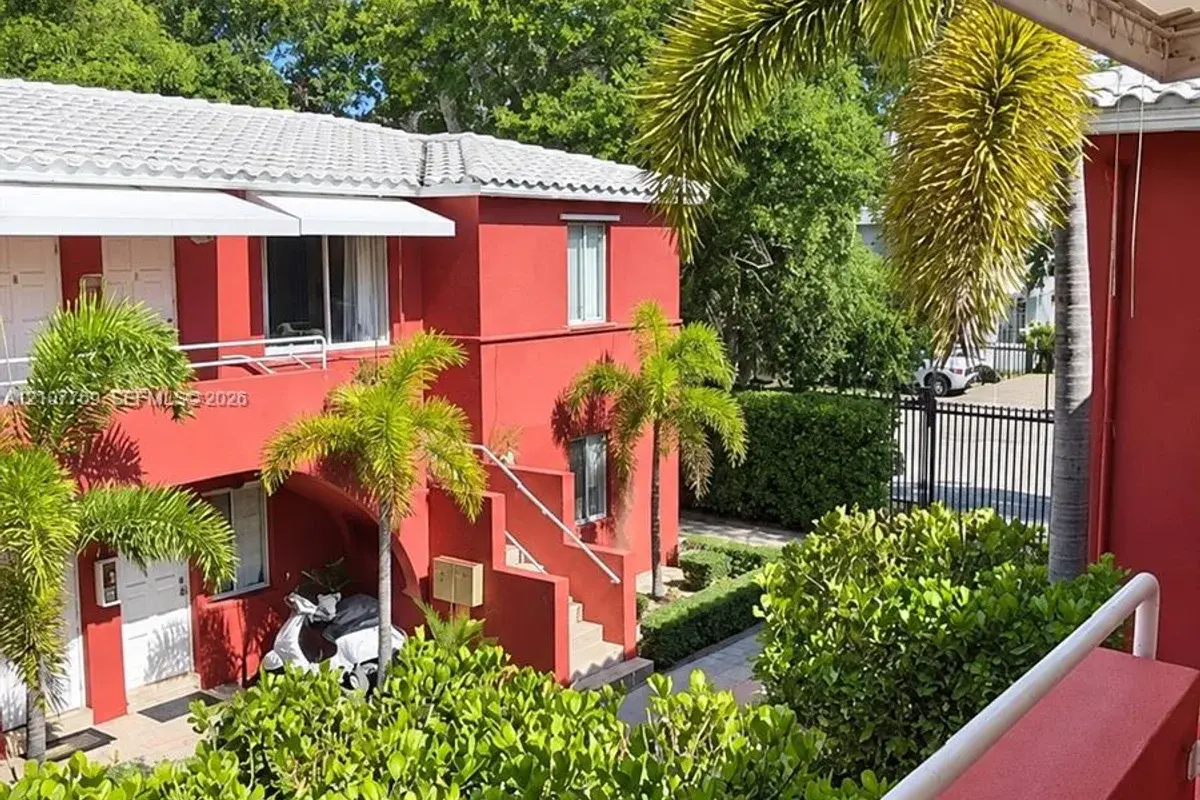 544 NE 62nd St #8, Miami: photo 1 of 18