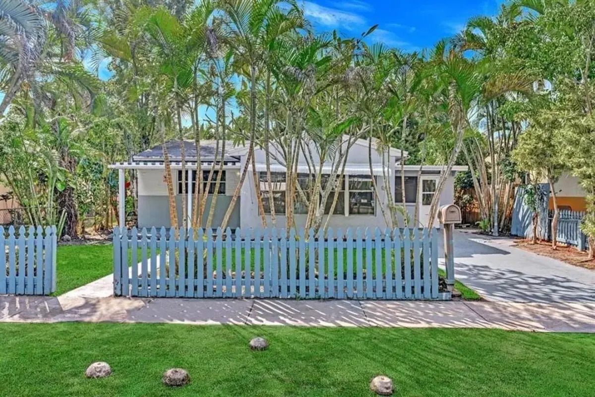 253 SW 7th St #A, Dania Beach: photo 1 of 17