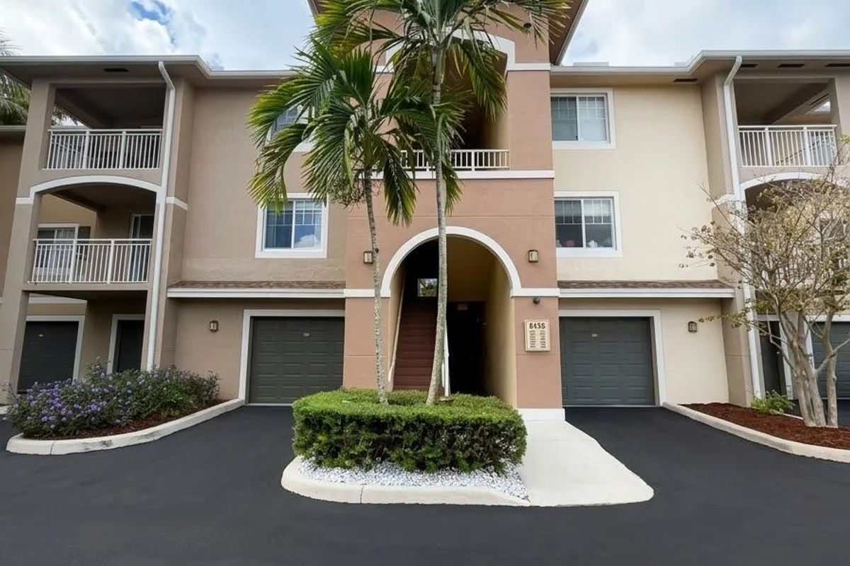 6458 Emerald Dunes Dr #208, West Palm Beach: photo 1 of 18