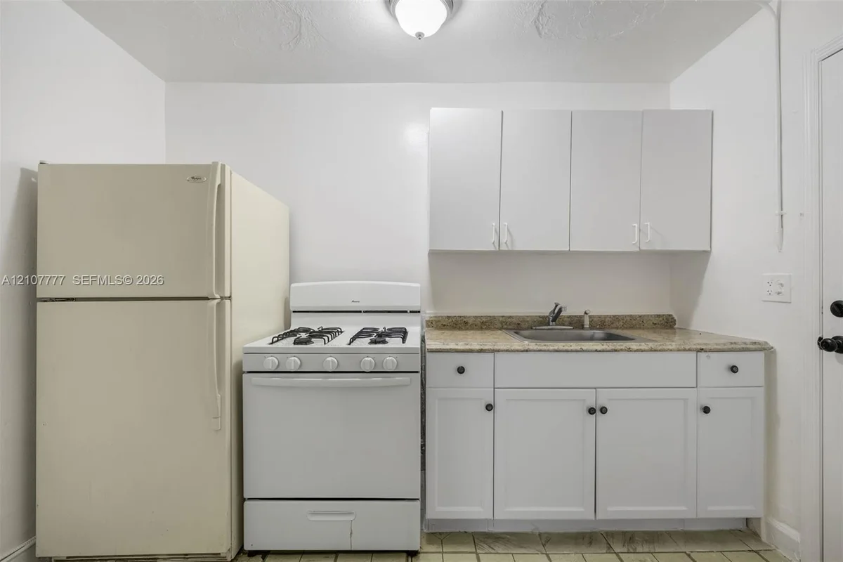 126 SW 18th Ave #4, Miami: photo 1 of 15