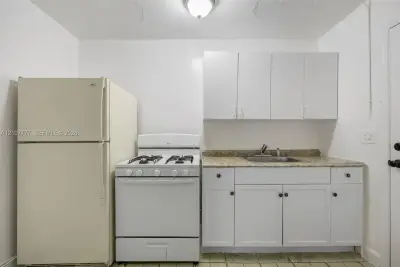 126 SW 18th Ave #4, Miami: photo 1 of 15