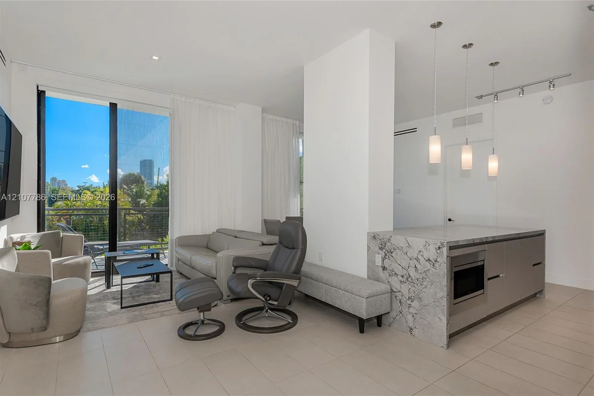 1030 15th St #214, Miami Beach: photo 1 of 36