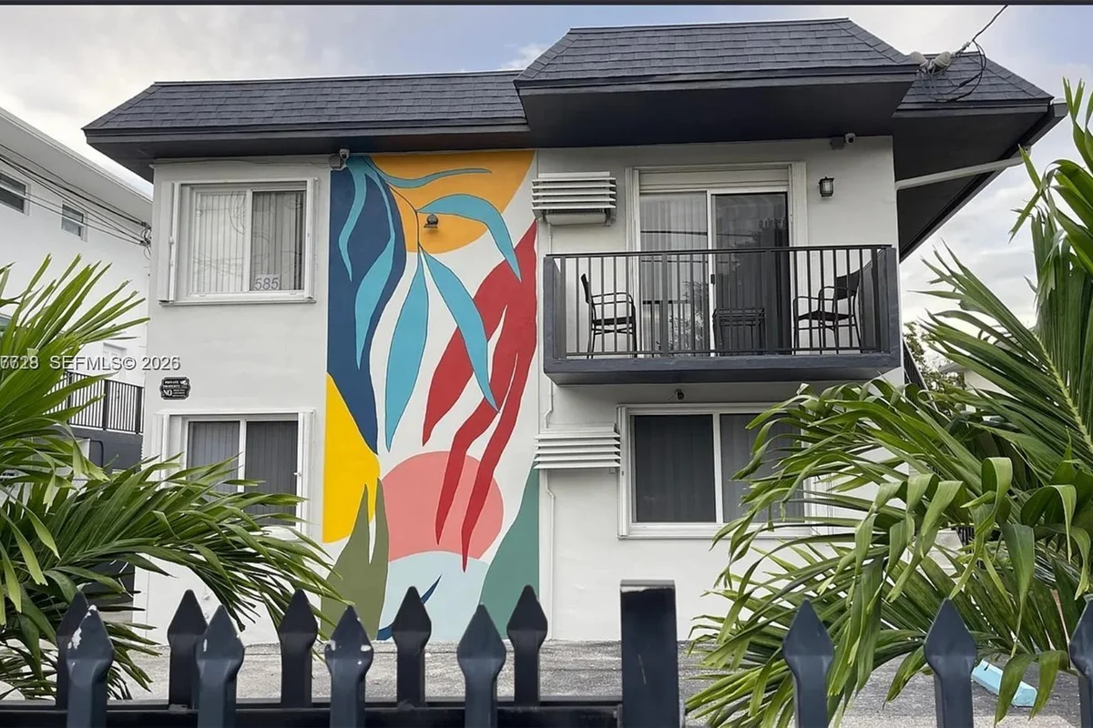 585 SW 11th St #1, Miami: photo 1 of 18