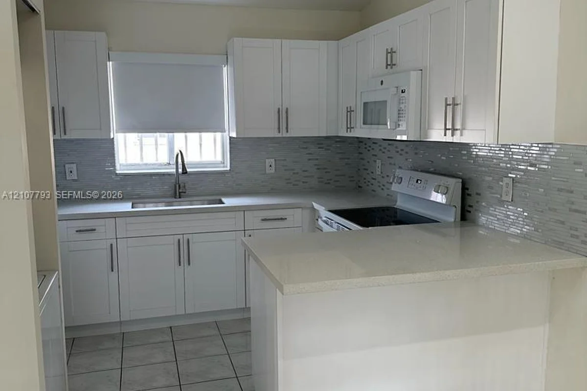 2208 W 74th St #202-21, Hialeah: photo 1 of 10