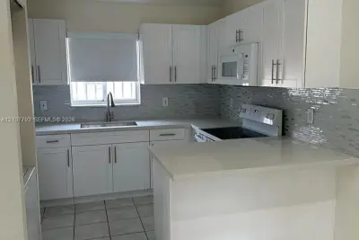 2208 W 74th St #202-21, Hialeah: photo 1 of 10