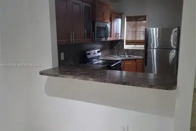 Condo in Hialeah: photo 1 of 20