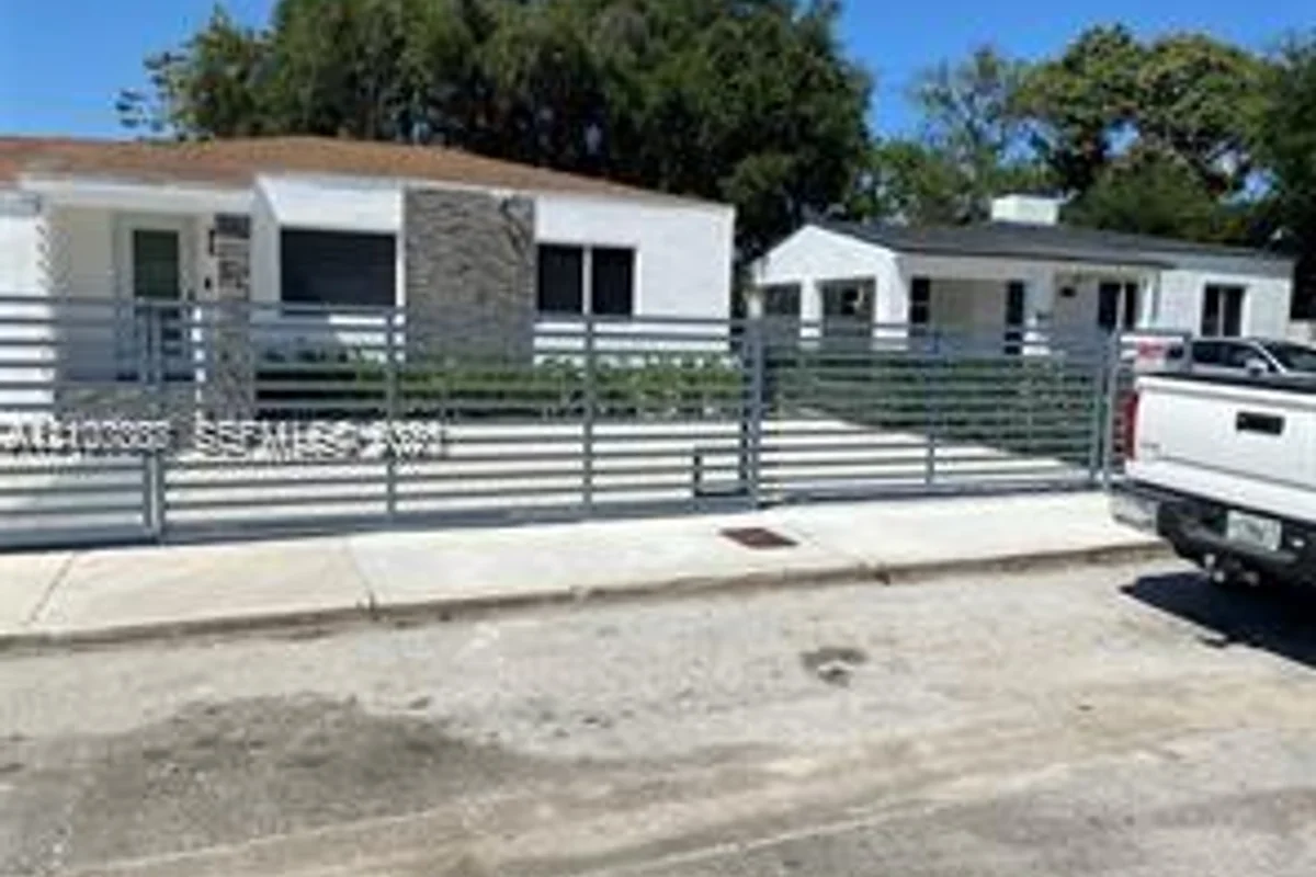 231 NW 44th St, Miami: photo 1 of 15