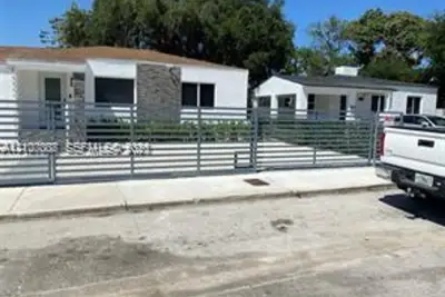 231 NW 44th St, Miami: photo 1 of 15
