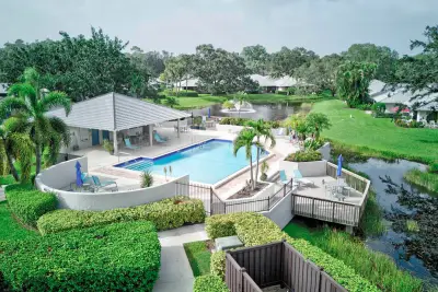 829 Club Dr, Palm Beach Gardens: photo 1 of 38