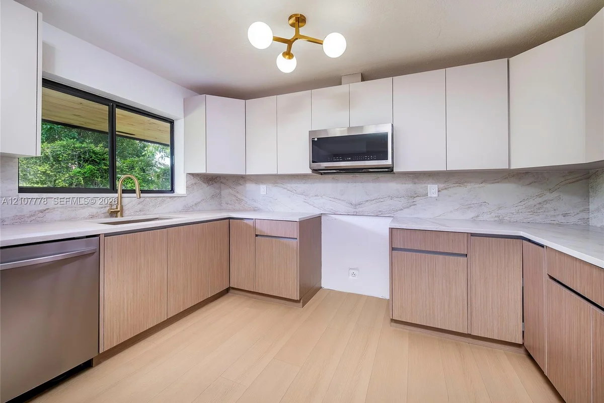 9261 SW 11th St, Miami: photo 1 of 22