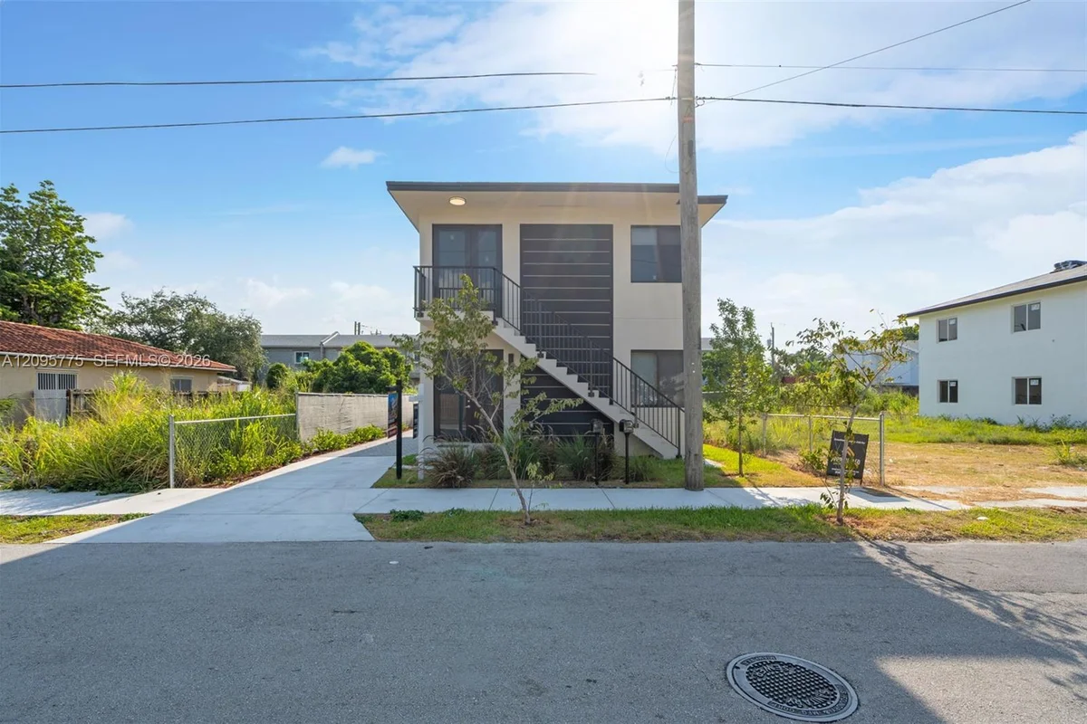 102 Pl #B, Miami: photo 1 of 31