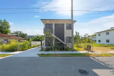 102 Pl #B, Miami: photo 1 of 31