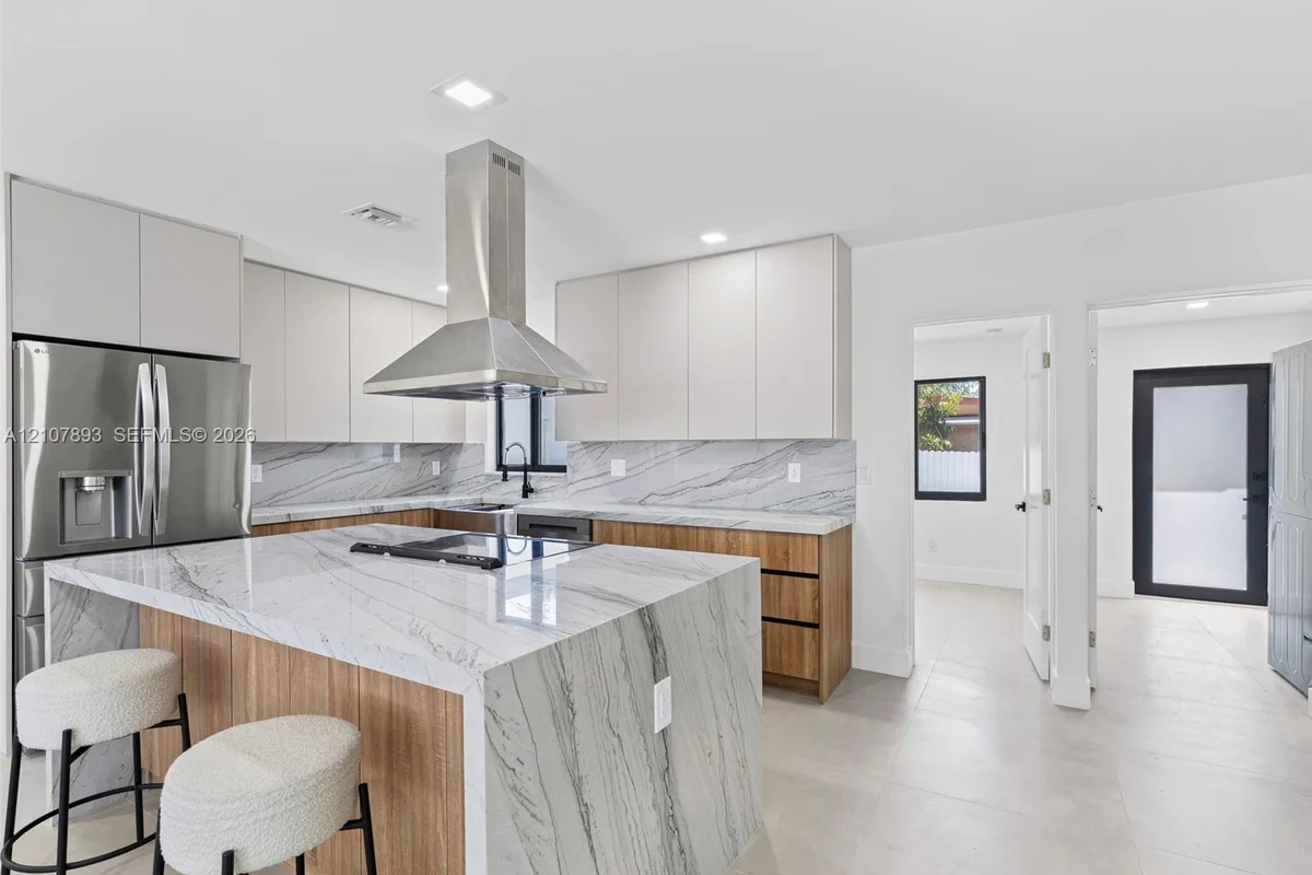 610 NE 164th Ter, Miami: photo 1 of 74