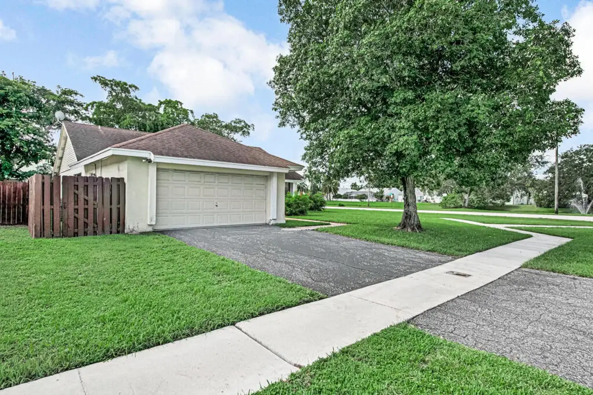 7828 Roble Ln, Lake Worth: photo 1 of 37