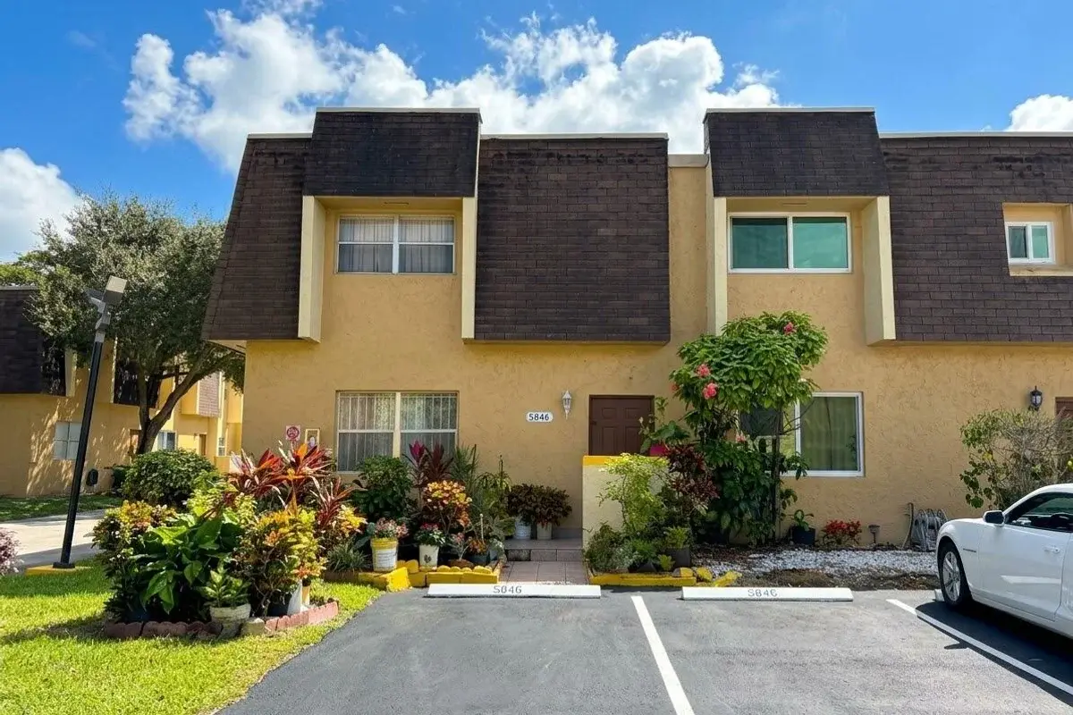 5846 Blueberry Ct #69, Lauderhill: photo 1 of 10