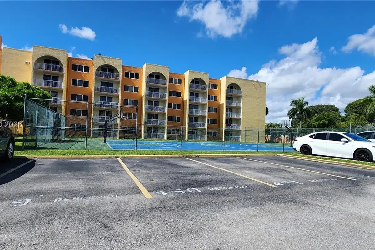 7000 NW 186th St #4-324B, Hialeah: photo 1 of 16