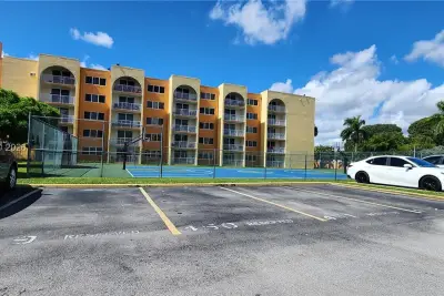 7000 NW 186th St #4-324B, Hialeah: photo 1 of 16