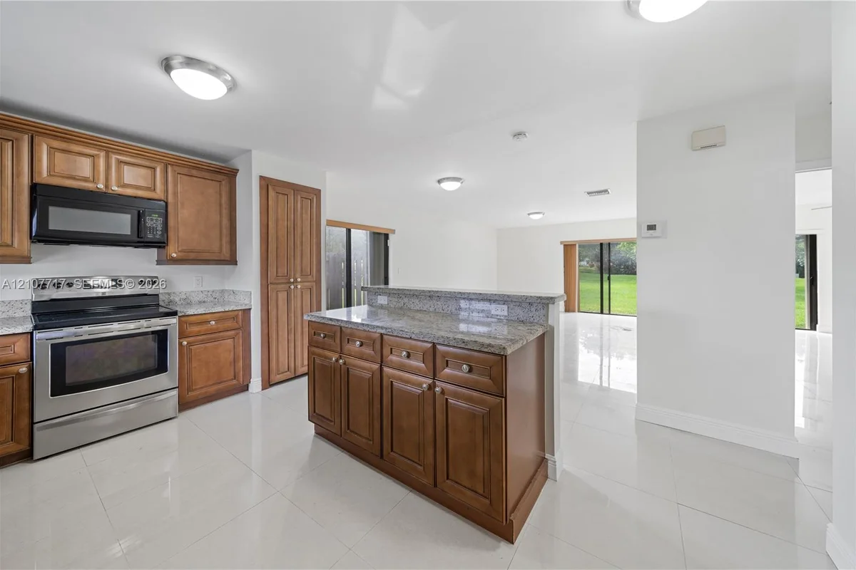11000 SW 112th Ave, Miami: photo 1 of 16