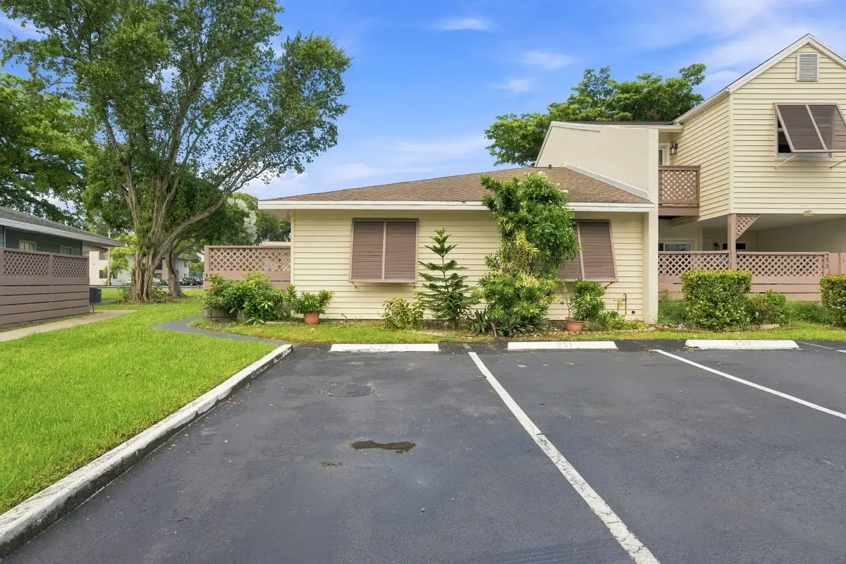 251 W Hemingway Cir, Margate: photo 1 of 38