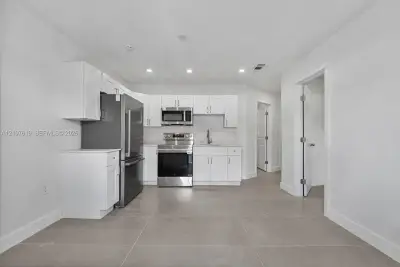 1849 NW 16th St #B, Miami: photo 1 of 15