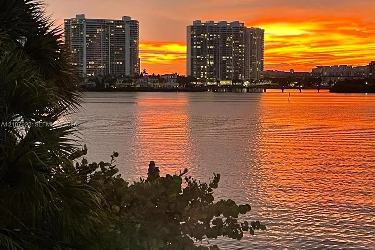 17878 N Bay Rd #206, Sunny Isles Beach: photo 1 of 3