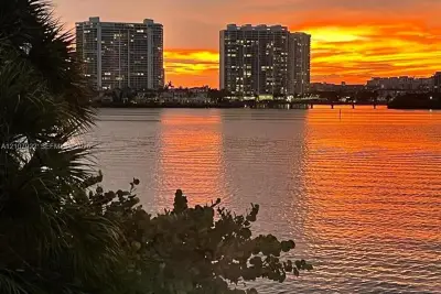 17878 N Bay Rd #206, Sunny Isles Beach: photo 1 of 3