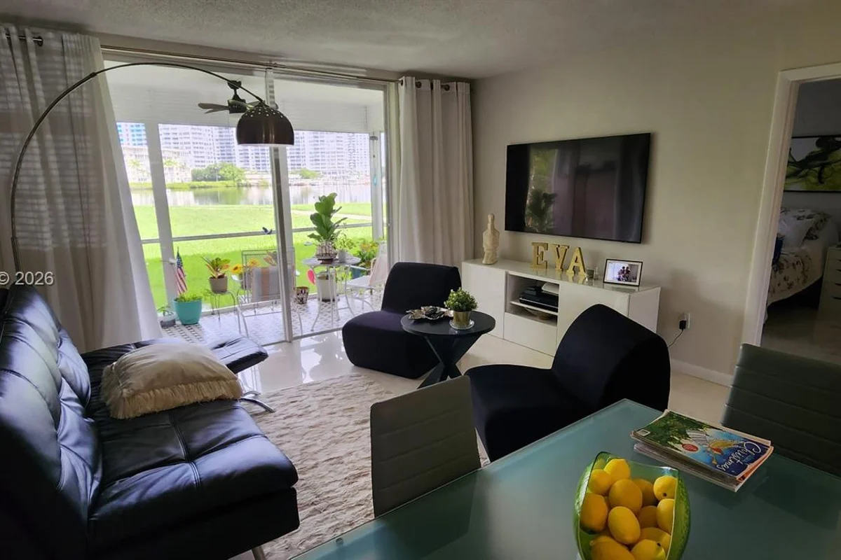 Condo in Aventura: photo 1 of 20