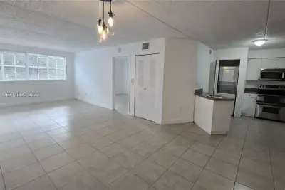 6195 NW 186th St #304, Hialeah: photo 1 of 9