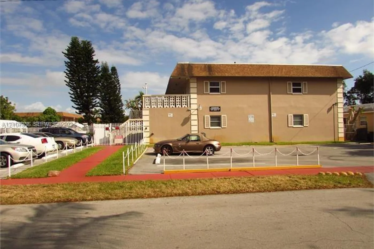 2839 Taylor St #3, Hollywood: photo 1 of 33