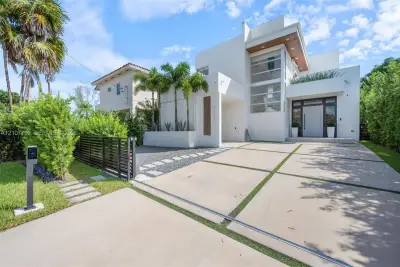9181 Carlyle Ave, Surfside: photo 1 of 32