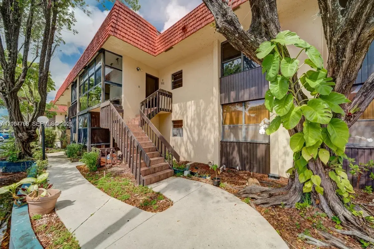 780 NE 199th St #206E, North Miami Beach: photo 1 of 29