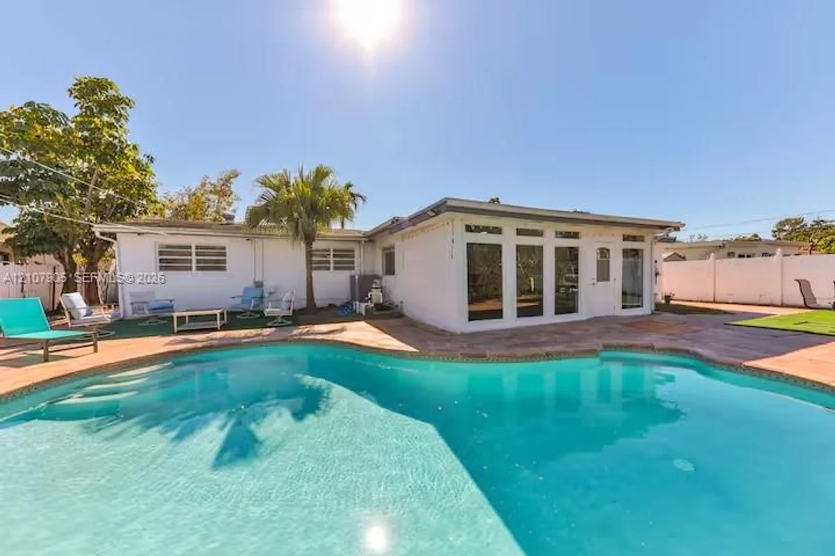 2565 NE 214th St, Miami: photo 1 of 19