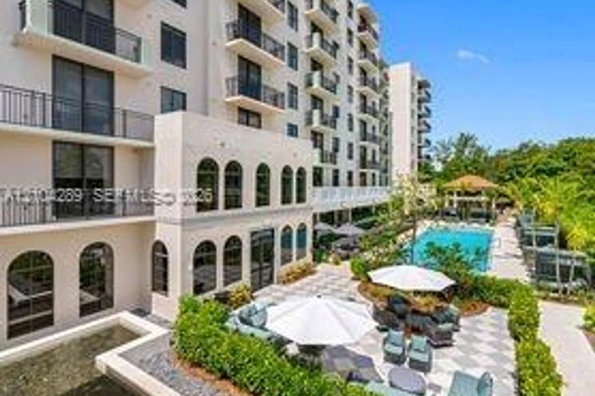 200 NE 12th Ave #2E, Hallandale Beach: photo 1 of 6