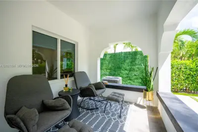 545 NW 47th St, Miami: photo 1 of 29