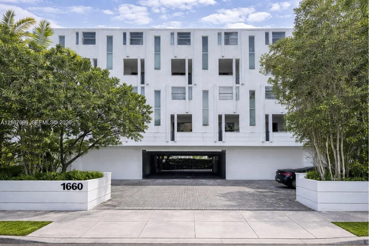 1660 NE 135th St #9, North Miami: photo 1 of 11