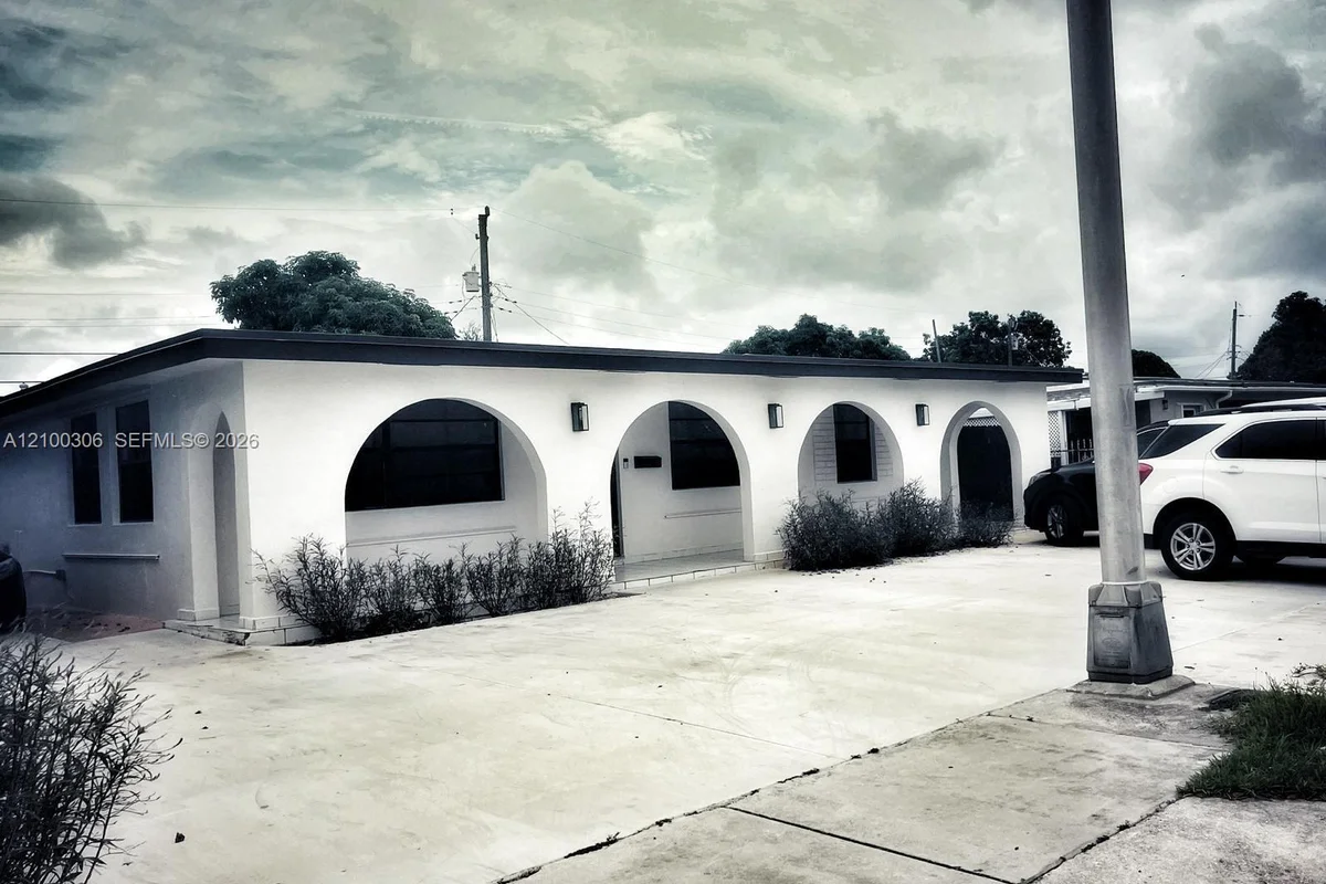 351 W 36th St, Hialeah: photo 1 of 8