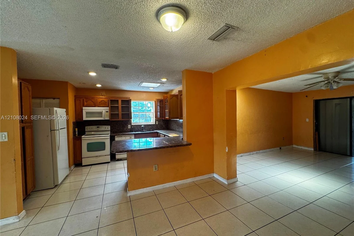 1251 NW 190th St #A, Miami Gardens: photo 1 of 6